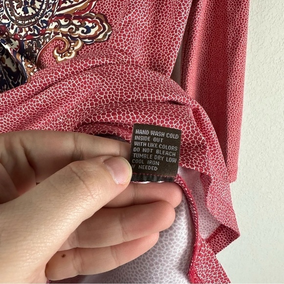 J. McLaughlin Red Paisley V-Neck 3/4 Sleeve Catalina Cloth Top Size Medium - Picture 8 of 8